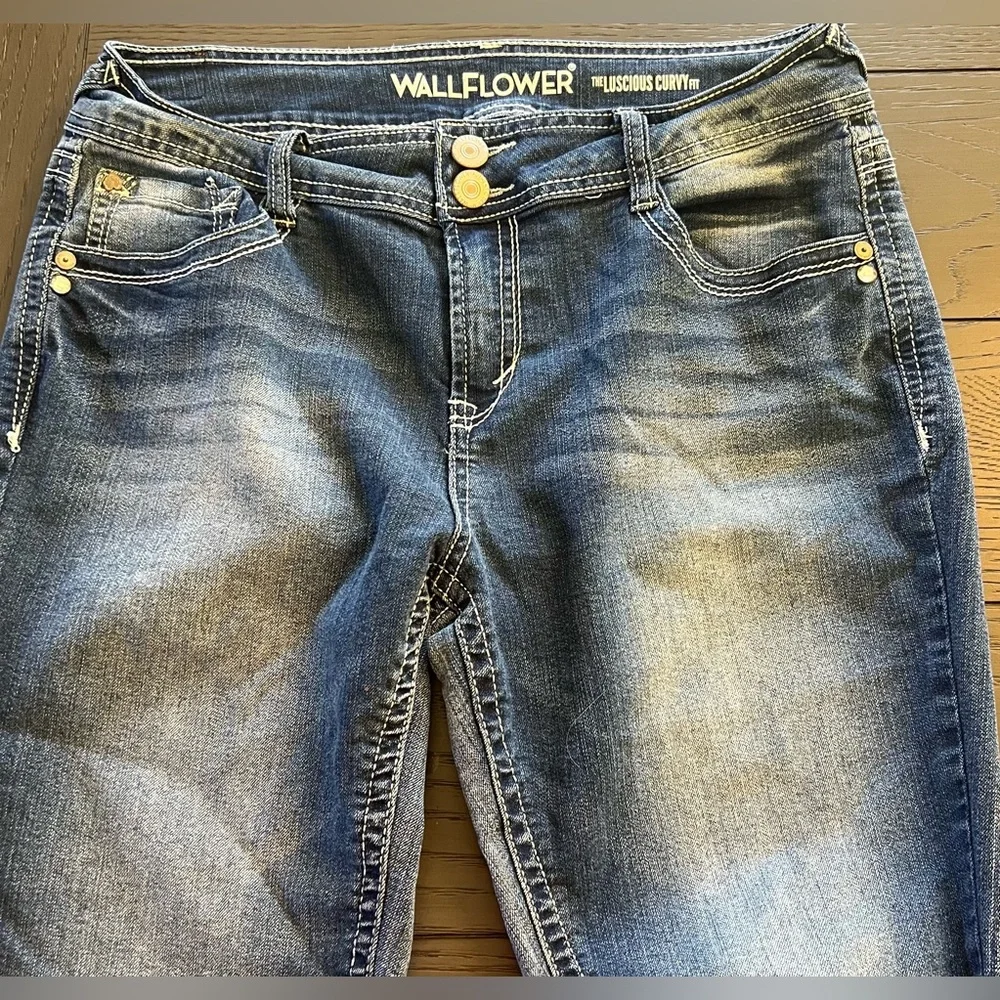 Wallflower Luscious Curvy Fit Women’s Medium Washed Boot Cut Jeans Size 13 Reg! - Picture 3 of 10